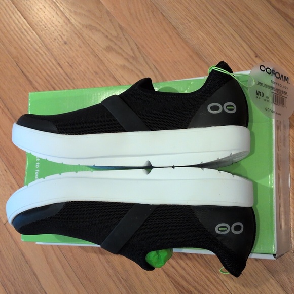 OOFOS OOMG Low Women Black and White Slip-On Recovery Sneakers W 10/41 - Picture 9 of 10